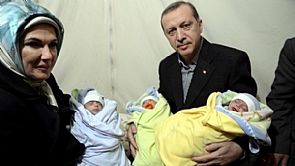 أردوغان يدعو التركيات للإنجاب