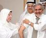 وزير الصحة الدكتور هلال الساير أثناء تدشين حملة التطعيم وتلقيه التطعيم