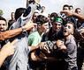 شبان فلسطينيون يحملون أحد المصابين في المواجهات