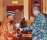 رئيس جمهورية اندونيسيا يسلم مدير معهد الشافعي شهادة التقدير 
