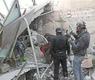 مقاتلون تابعون للجيش السوري الحر يبحثون عن جثث تحت الانقاض بعد غارة جوية - رويترز