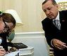 الطفلة التركية مع رئيس الوزراء