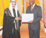 سمو رئيس الوزراء يسلم الرئيس السنغالي عبدالله واد رسالة سمو الأمير الشيخ صباح الأحمد