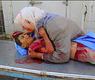 طفل سوري يصارع الموت بين أحضان أمه