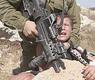 جندري اسرائيلي يعتدي على طفل
