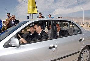 صورة أرشيفية للأسد يدشن السيارة مع مسئول إيراني