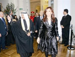 المحمد ورئيسة الأرجنتين في طريقهما للعشاء التكريمي- الدار 
