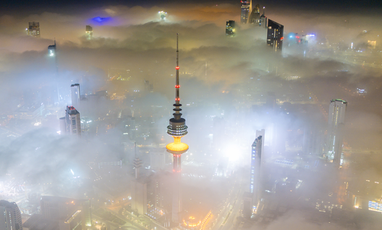                 الضباب الكثيف يصنع مشاهد فريدة في سماء الكويت              