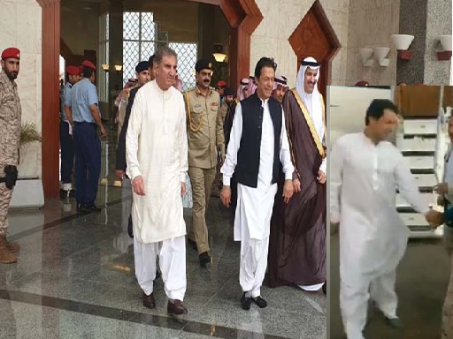 عمران خان يزور المدينة أمس وفي الإطار حين نزع حذاءه يونيو الماضي