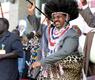 الرئيس السوداني عمر البشير يرتدي زي احدى قبائل جنوب السودان وممسكاً بالرمح خلال تأديته رقصة تقليدية