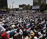 مؤيدي الشرعية يؤدون الصلاة 'ارشيفية'