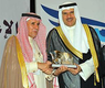  الحمود أثناء تكريمه للاعلاميون المشاركون بالملتقى الاعلامي الخليجي الاول
