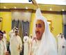الشيخ فيصل المالك  رافعا عقاله- الوطن