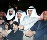 النواب واياديهم مقيده أمام قصر العدل 'تويتر'