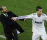 رونالدو يقوم بدفع مدرب برشلونة