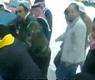 ملك الأردن يساعد بتحريك سيارة عالقة في الثلوج