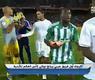 رونالدينيو حافياً بعدما أخذ لاعبو الرجاء حذاءه