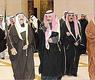 سمو الأمير لدى عودته الى البلاد وفي استقباله ولي العهد والشيوخ وكبار المسؤولين