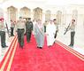 الشيخ خالد الجراح أثناء مغادرته البلاد