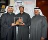مساعد يقدم درع تذكاري للشيخ طلال الفهد