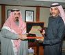 الخليفة يتسلم درعاً من الشمري