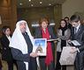 وليفا تهدي كتبا للمكتبة