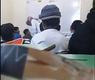  تلاميذ يصورون معلماً يضرب اثنين من زملائهم