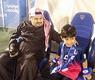 رئيس الهلال السعودي يواسي طفل 