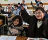 تلاميذ فلسطينيون على أحد مقاعد الدراسة بمدرسة في غزة - أرشيف.