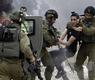 صورة أرشيفية لجنود إسرائيليين يعتقلون شابا فلسطينيا