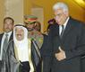 صاحب السمو الأمير الشيخ صباح الأحمد لدى وصوله إلى مطار شرم الشيخ الدولي وفي استقباله رئيس الوزراء ال