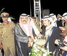ولي العهد مصافحا أبنائه الطلبة