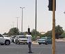 طالب ينظم حركة السير بعد انقطاع الكهرباء
