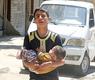  دفعت الغارات الجوية على حلب عددا من المدنيين إلى الفرار من المدينة. 
