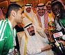 الملك عبدالله خلال تسليمه الكأس للاهلي