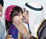 الشيخ ناصر المحمد يطبع قبلة على خد طفلة لدى زيارته ديوانية المهري